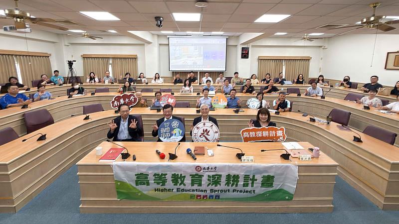 南華大學邀請虎尾科大張信良校長蒞校演講，與會主管同仁與張信良校長合影留念。
