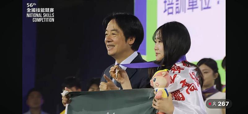 張恩雅同學與總統合影。