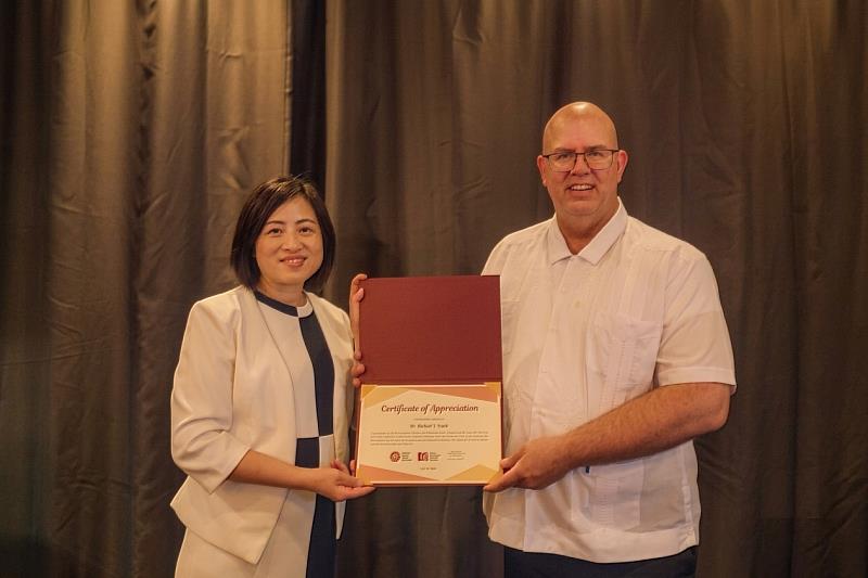 臺師大EMI教學資源中心劉美慧執行長致贈感謝狀予Dr. Michael Smith，感謝UT Austin團隊共同打造符合臺灣教師需求的培訓課程。