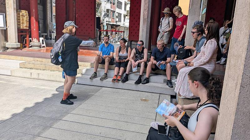 UHK交換生與本校學伴共同走訪臺南市區,透過文化走讀認識古都歷史。