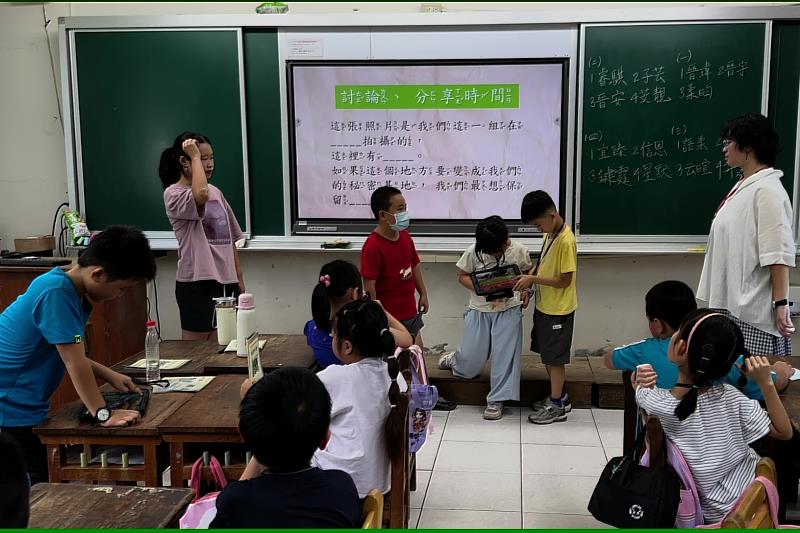 南大師資生帶領官田國小學童走出教室,運用平板觀察校園生態與自然景觀,培養探究能力及在地關懷。