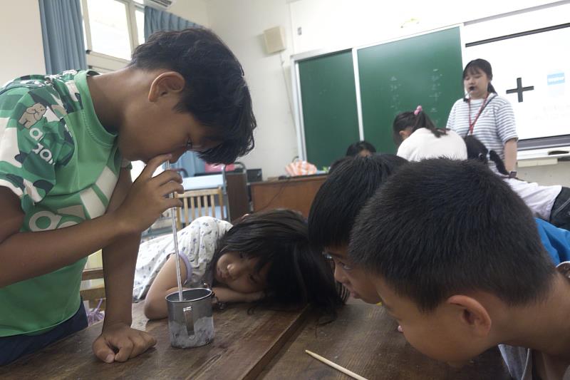 南大師資生以生活科學實作引導官田國小學童探索降冰點原理,在動手實驗中培養科學素養與探究精神。