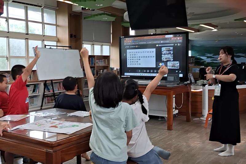 南大師資生帶領官田國小學童與東陽國小進行跨校交流,分享跨域學習成果,展現自信表達與多元學習收穫。
