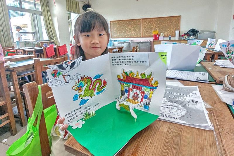 南大引導東陽國小學生創作學甲主題立體繪本，以創意作品分享家鄉文化，展現豐富學習成果與表達能力。