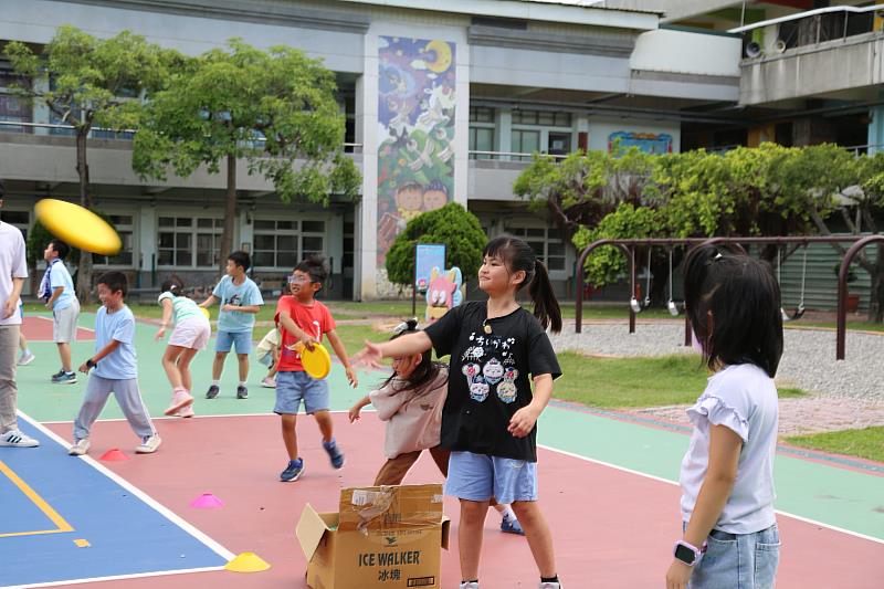 南大規劃多元體能與團隊活動，東陽國小學生熱情投入躲避飛盤課程，在遊戲中培養合作默契與活力精神。