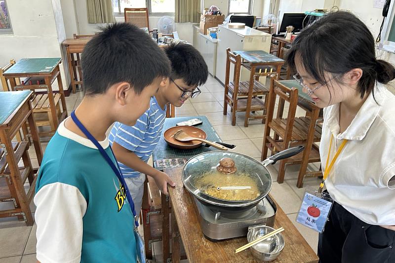 南大將生活體驗融入課程，東陽國小學生合作完成爆米花製作，從實作中培養科學探究與團隊合作能力。