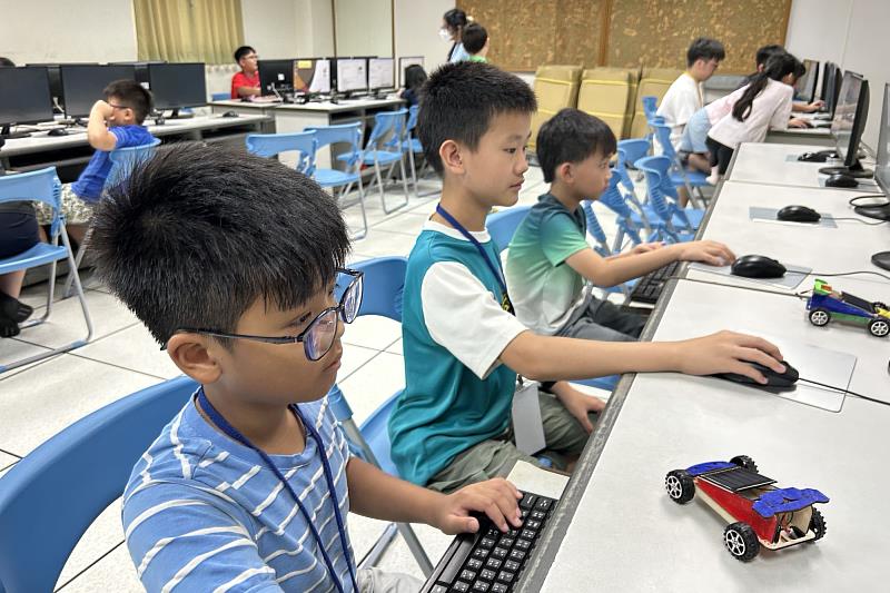 南大師資生引導東陽國小學生運用AI設計學甲文化互動遊戲，將在地故事轉化為創新數位學習成果。