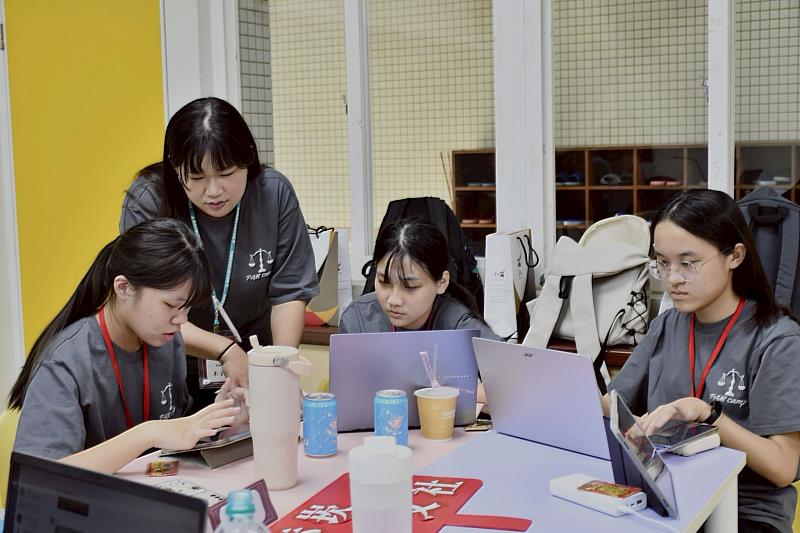 南大行管營學員整合政策白皮書、提案簡報與發表內容，透過團隊合作完成公共政策規劃與表達。