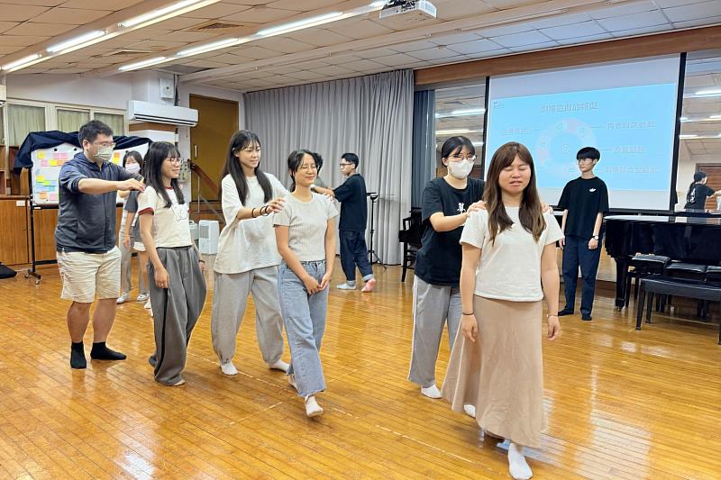 江之潔老師引導南大師資生體驗劇場遊戲,探索表演藝術教學策略,激發多元課程設計與教學創意。