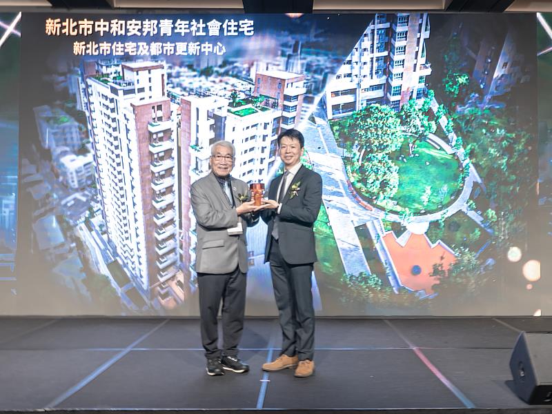 「中和安邦青年社會住宅」榮獲2026國家卓越建設獎「最佳管理維護類」金質獎，由新北住都中心代理執行長林士森（右）代表受獎。（新北住都中心提供）