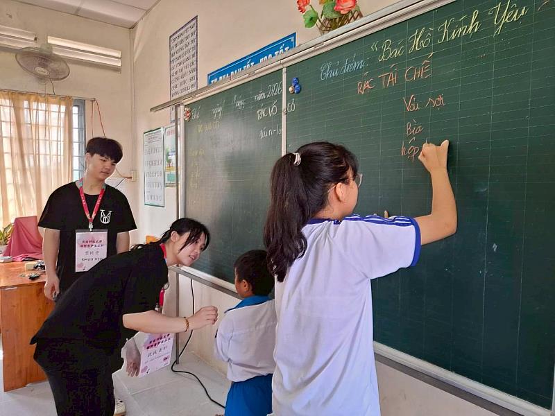 國際青年志工團遠赴越南服務,以行動實踐國際關懷。課程主題:今日做回收,明天護地球。
