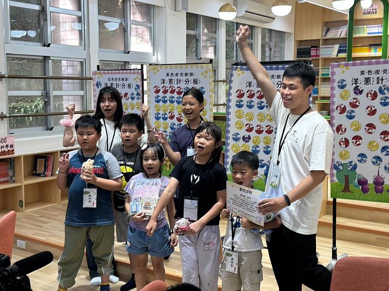 學員於在營隊結尾的閉幕課程中將3天的回憶化為了海報展示。