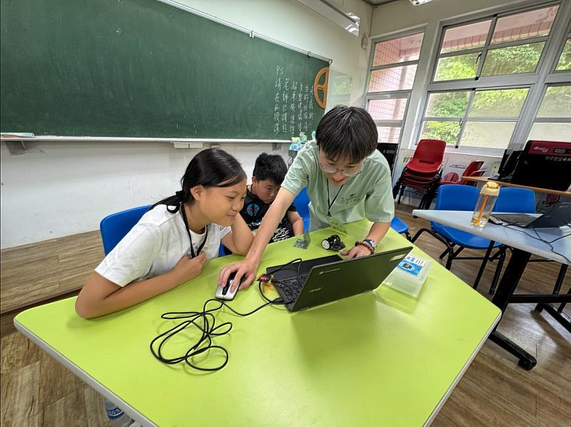 在機器皮克敏出動 這門課程中學員專心看隊輔示範如何操作與設計程式積木。