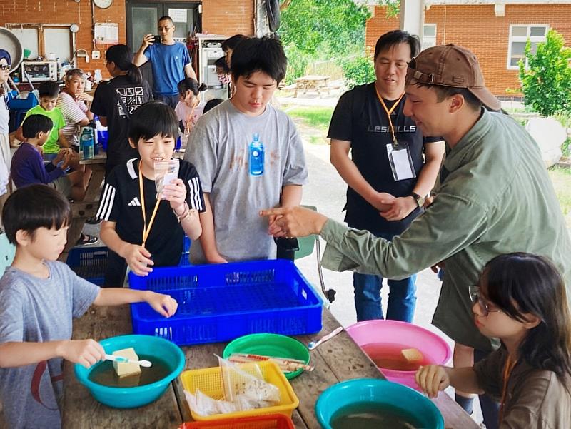 實際操作出土遺物清洗,體驗真實田野。