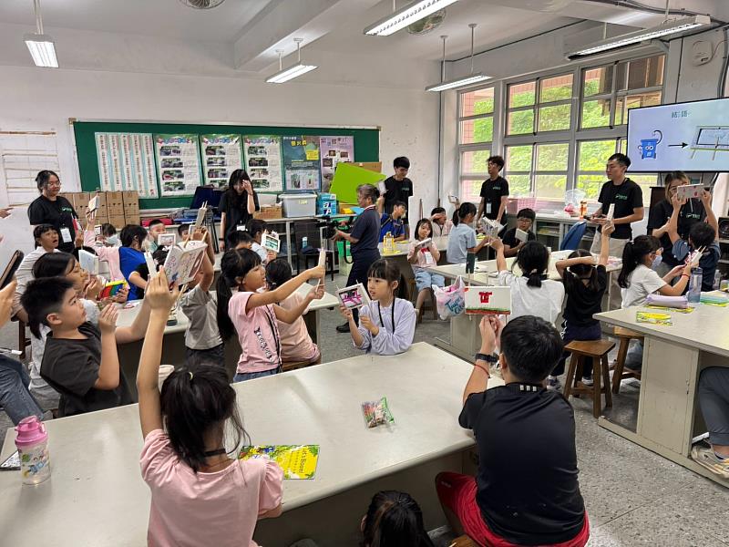 學員在皮克敏環保探險隊這門課程中展示自己製作的作品。
