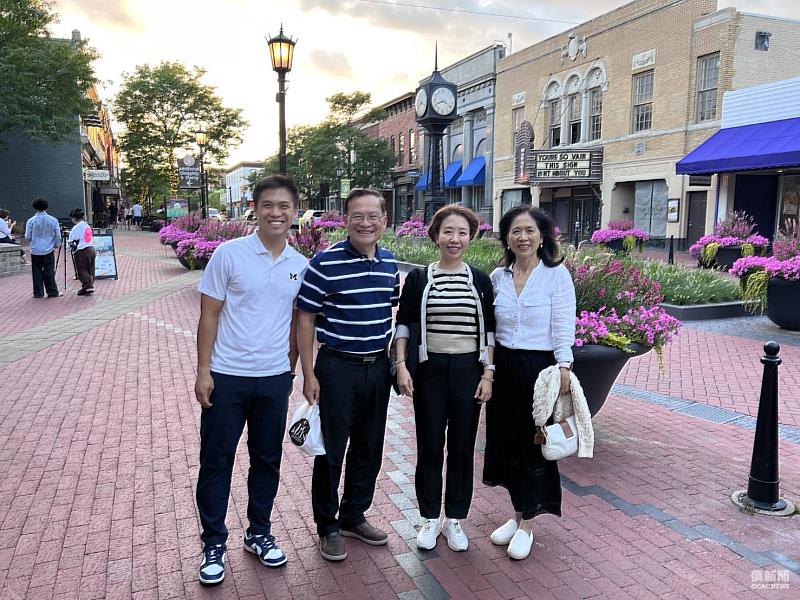 李姸慧與海外青年文化大使協會（FASCA）密西根分會諮詢導師陳青青、李俊輝（右1及左2）及助理諮詢導師李雙宇（左1）合影。
