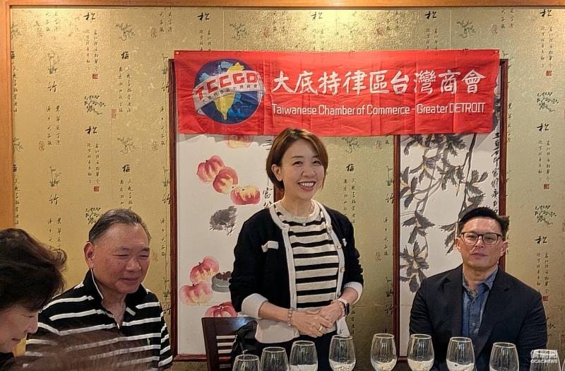 李姸慧與大底特律地區臺商、青商代表交流。