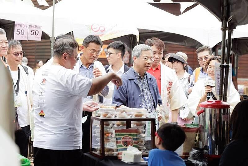 經濟部長參觀城鄉好物派對市集，與在地品牌及青年交流互動，感受地方特色風味與創新能量。