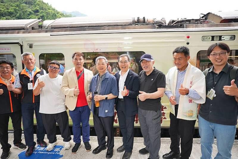 經濟部長龔明鑫（中）與臺鐵公司、經濟部中小及新創企業署、林班道體驗工廠、順騎自然、全國中小企業總會及南投城鄉聯盟等代表於「城鄉尋味號」前合影。