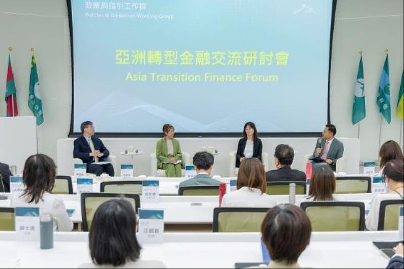 玉山金控舉辦「亞洲轉型金融交流研討會」，座談會由玉山金控永續長張綸宇（右）主持，並邀請彭博亞太區永續市場策略負責人Karen（左2）、金管會金融市場發展及創新處專委張怡欣（右2）及臺北大學商學院院長黃啟瑞（左）進行深度交流。（圖／玉山金控提供）