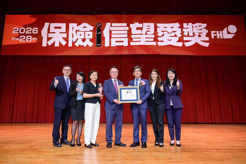 富邦人壽於「保險信望愛獎」獲得11項殊榮，並榮獲年度最佳保險公司，由金管會主委彭金隆（右3）頒獎，富邦人壽總經理陳世岳（右4）與經營團隊代表受獎。