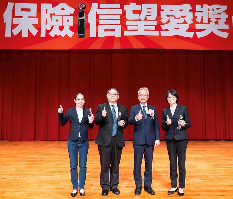 元大人壽獲「2026保險信望愛-最佳商品創意獎」優選殊榮(右1)。