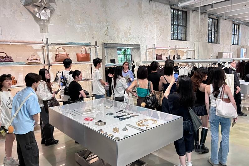 逢甲學生實地走訪米蘭市區多間高端品牌門市與傢俱、燈飾技術公司。