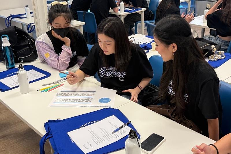 透過小組互動討論，學生將腦中的「設計思維」轉化為具體的專案構想。