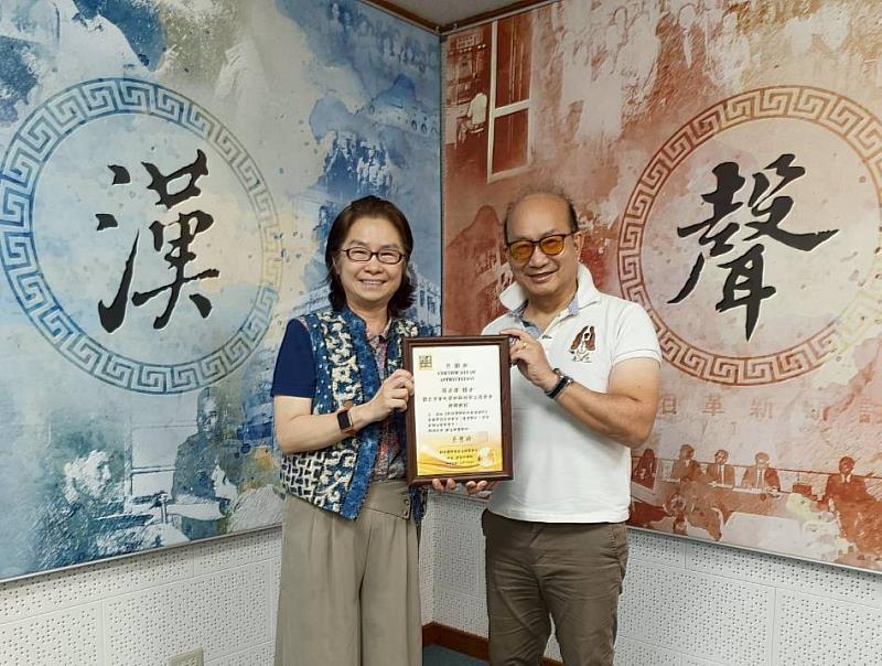 群景國際商務法律事務所所長蔡慧玲律師(左)頒贈廣播專訪感謝狀予國立清華大學材料科學與工程學系特聘教授周卓煇教授(右)。