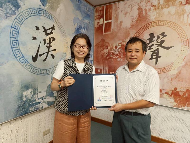台灣尤努斯基金會董事長蔡慧玲（左）頒贈廣播專訪感謝狀予國立陽明交通大學資訊管理與財務金融學系教授兼EMBA學程副學程主任戴天時教授（右）。