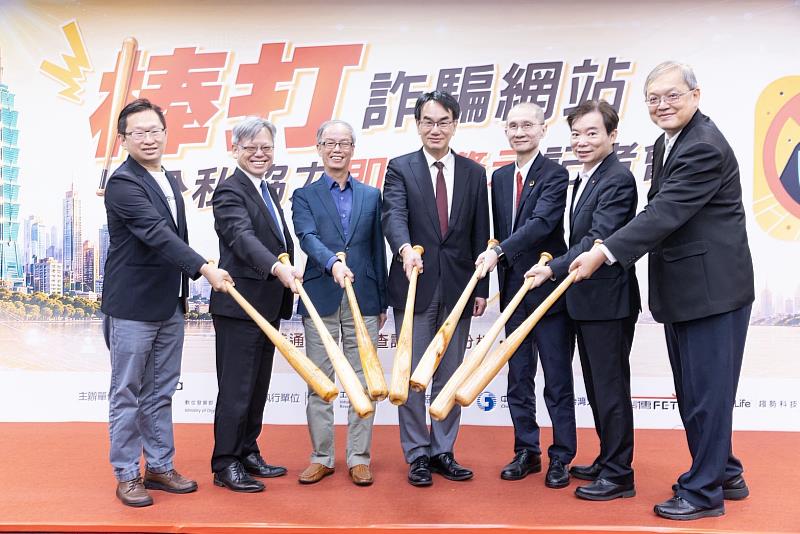 台灣大參與數位發展部數位產業署「通報查詢與防詐協作應用計畫」，將自研反詐利器「反詐戰警企業版/個人版」的AI智慧分析、威脅情資整合及跨平台監測能力投入政府聯防，加速辨識民眾通報的疑似詐騙內容。