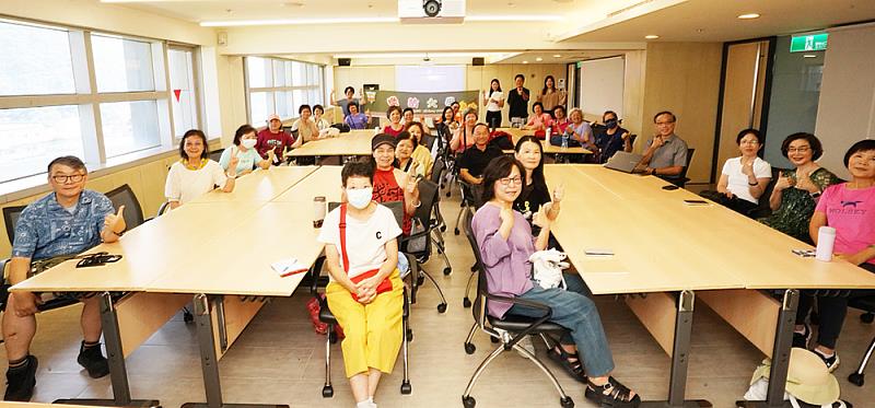 文化大學第2屆樂齡大學體驗營開幕,近40位資深學員熱情參與,展開健康樂活學習之旅。