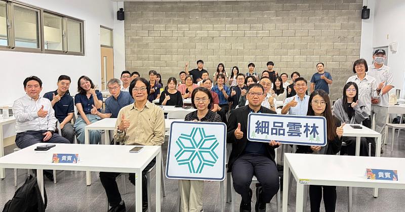 與會貴賓及產官學研代表於研討會合影留念,共同見證智慧水環境監測技術交流成果,攜手邁向智慧治理與永續發展。