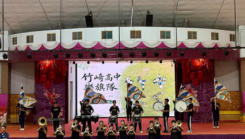 嘉義竹崎高中樂旗隊表演。
