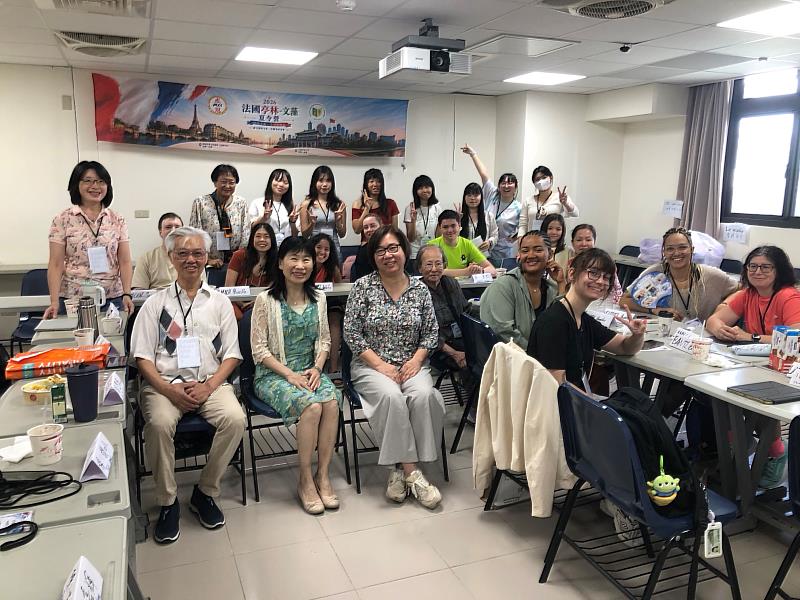 文藻外語大學林淑丹副校長(前排中)出席華語營開幕式勉勵學員。