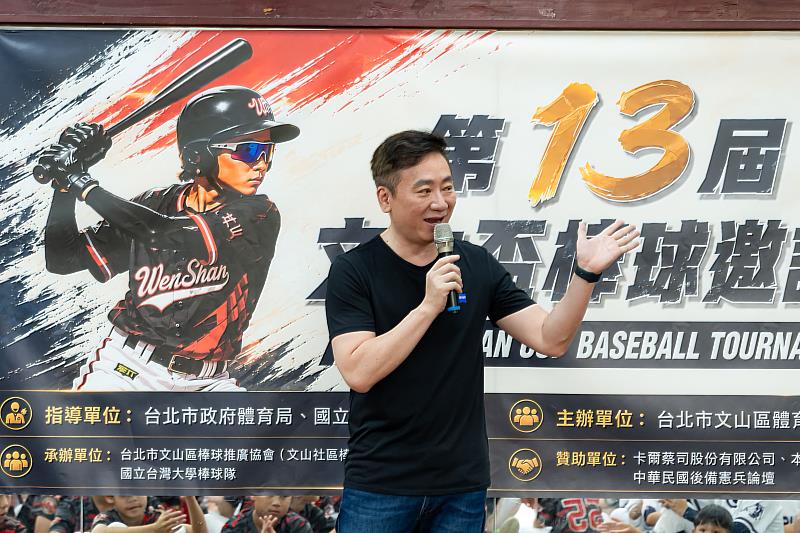蔡司醫療事業部副總陳致寧在致詞時勉勵小球員,期盼大家不只享受打球的樂趣,更能藉此難得機會結交到一輩子的好朋友。