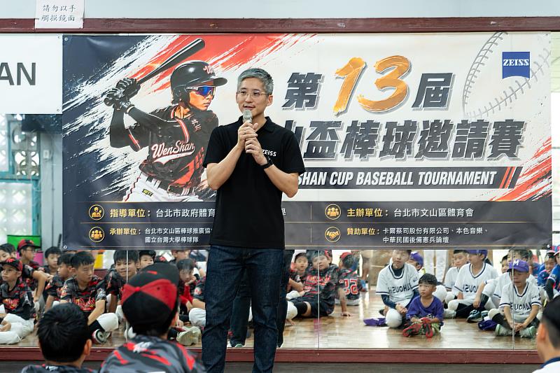 本身也是熱血球迷的蔡司視力保健部副總周信成向孩子分享,多運動有效降低近視機率,更期待未來能在電視轉播上看到大家發光發熱。