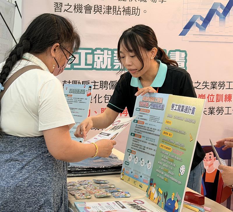 就服員熱心為民眾及廠商說明「勞工就業通計畫」,助勞資雙方了解計畫內容。