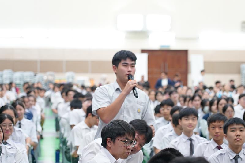 鍾靈獨中學生踴躍舉手，針對AI發展趨勢與職涯轉型提出深度見解。