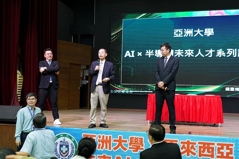 講座問答熱絡，亞大教授團隊現場解答學生對未來人才能力的疑問。
