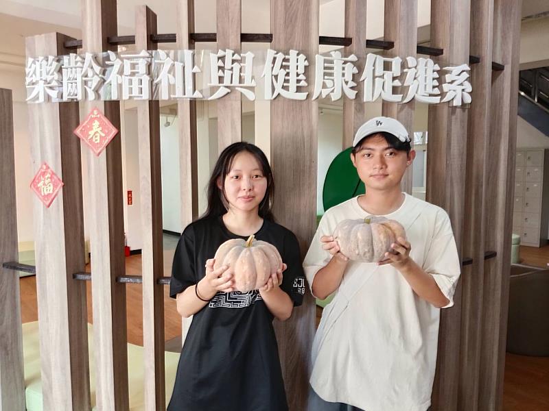 聖約翰科技大學「埔園開心農場」迎來第一波豐收，一顆顆飽滿的南瓜，見證師生共同耕耘的成果。
