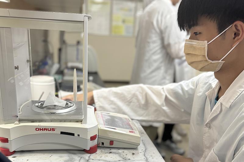 長庚大學開設「中醫藥基礎研究概論與實作」課程，安排學生學習掌握藥物製劑的製備方法與分析平台。