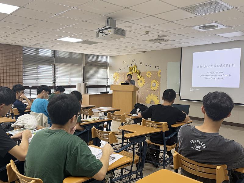 方嘉佑教授在「中醫藥基礎研究概論與實作」課程中，教導中醫系同學掌握藥物劑型的理化性質與設計概念。