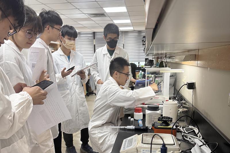 長庚大學開設「中醫藥基礎研究概論與實作」課程，帶領中醫系低年級學生走進實驗室。圖為同學在學習掌握藥物製劑的製備方法與分析平台。