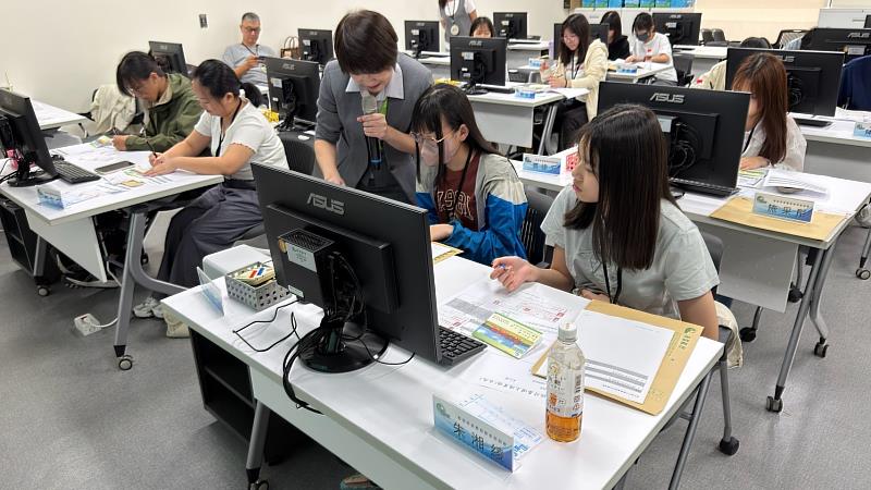學生透過實際操作銀行系統，了解銀行作業流程。