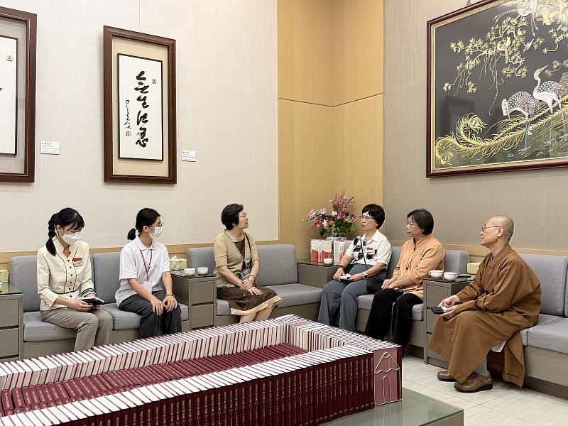 南華大學深化產學合作與實習機制,打造職場即戰力。文學系鄭幸雅系主任(左3)至佛光山進行實習訪視,關心學生實習情形。