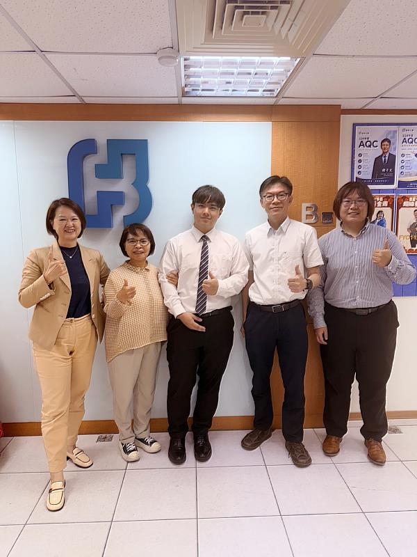 南華大學深化產學合作與實習機制,打造職場即戰力。財金系廖永熙系主任(右2)至富邦人壽嘉惠通訊處進行實習訪視,關心學生實習情形。