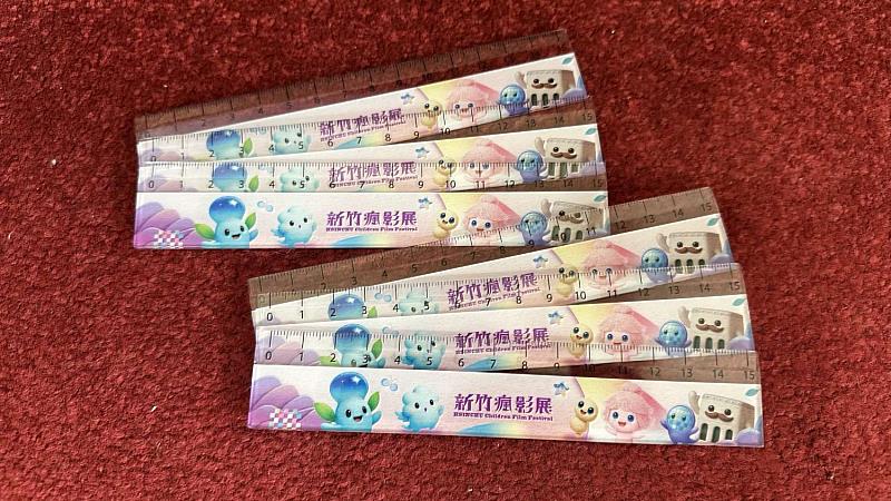 瘋影展限定的時光底片透明尺，讓暑假美好回憶隨身帶著走。