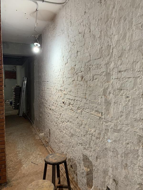 漏水源頭修補完成後施作負水壓防水塗層，阻隔牆體背面滲水。