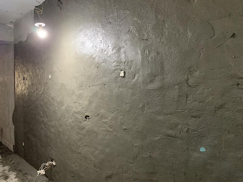 三重40年老公寓共用牆翻修，粗底層採用碳纖維防水砂漿施工，兼具抗裂、防水及耐久性能，為後續裝修建立穩固基礎。